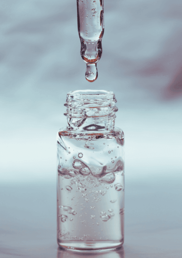 Selezione di creme all'acido ialuronico per un'idratazione intensa e un trattamento anti-età, compresi i prodotti di Eucerin, Neutrogena ed Esthederm.