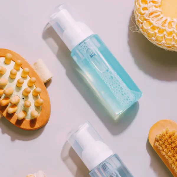 10 Detergenti viso essenziali per la tua routine