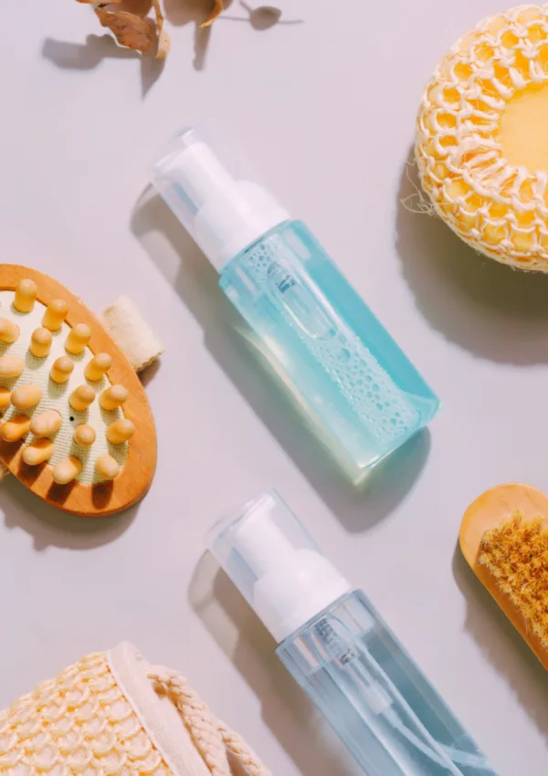 Due bottiglie di detergenti viso, ideali per una pulizia profonda e delicata della pelle, perfette per rimuovere impurità e trucco