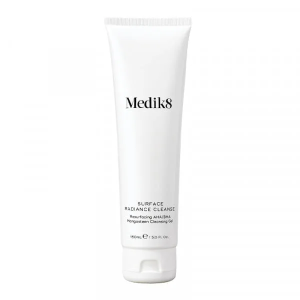 10 Detergenti viso essenziali per la tua routine 11 MEDIK8 SURFACE RADIANCE CLEANSE