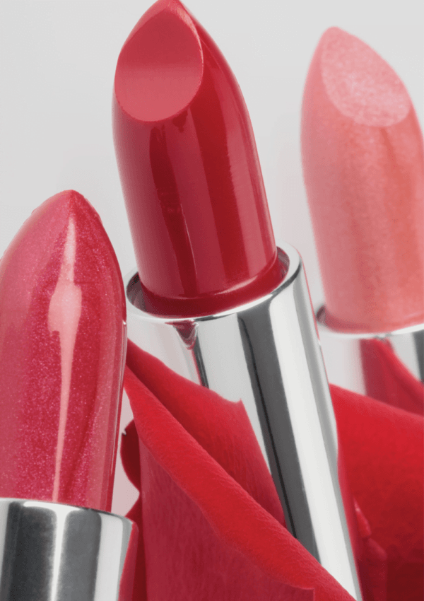 Confronto tra rossetti permanenti con finiture opache, lucide e metalliche