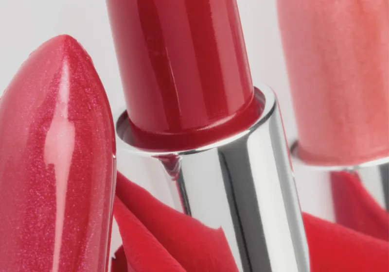 Confronto tra rossetti permanenti con finiture opache, lucide e metalliche