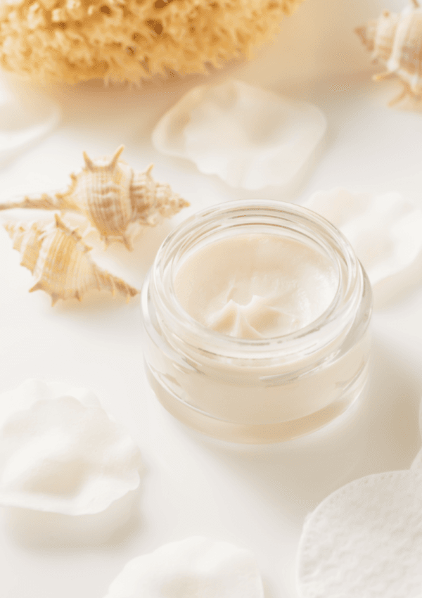 Flacone di creme antirughe dalla texture ricca, studiata per ridurre le linee sottili e migliorare l'elasticità della pelle.