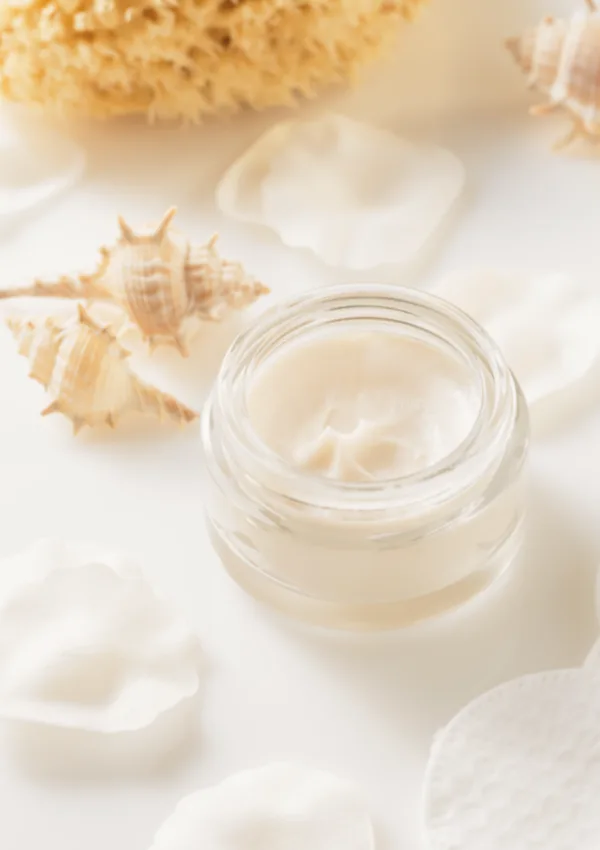 Flacone di creme antirughe dalla texture ricca, studiata per ridurre le linee sottili e migliorare l'elasticità della pelle.
