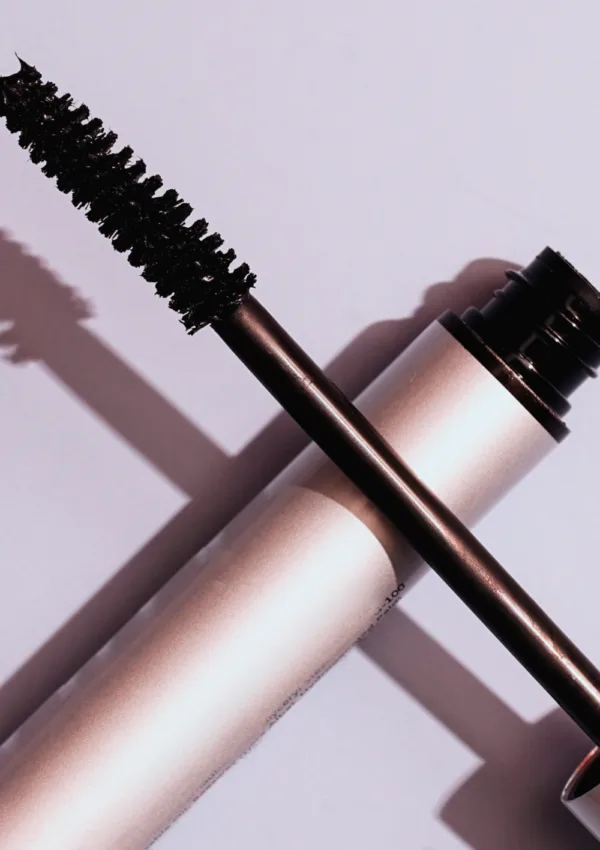 mascara per ciglia con scovolino aperto, ideale per ottenere uno sguardo definito e voluminoso.