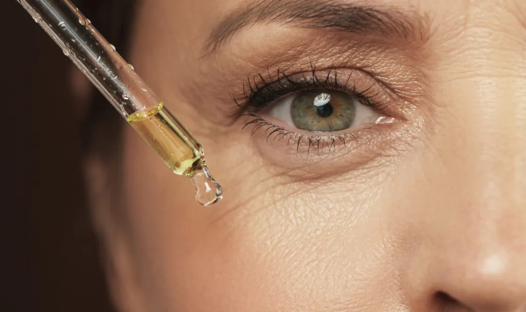 mujer echandose serum