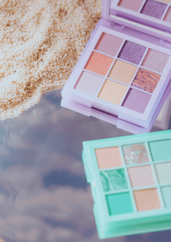 Palette di ombretti con pennello per l'applicazione del make-up. Tonalità neutre e calde per look naturali e sofisticati.