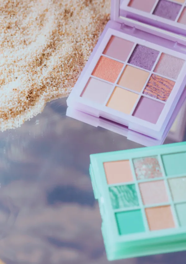 Palette di ombretti con pennello per l'applicazione del make-up. Tonalità neutre e calde per look naturali e sofisticati.