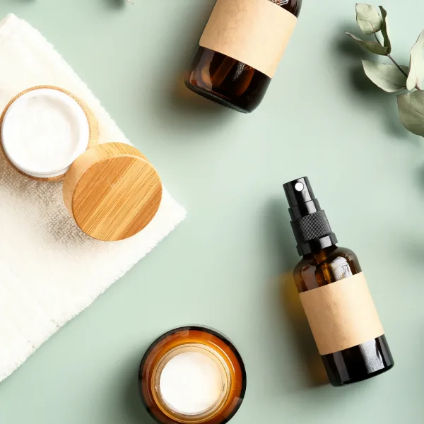 Prodotti per la cura dei capelli naturali su sfondo verde pastello