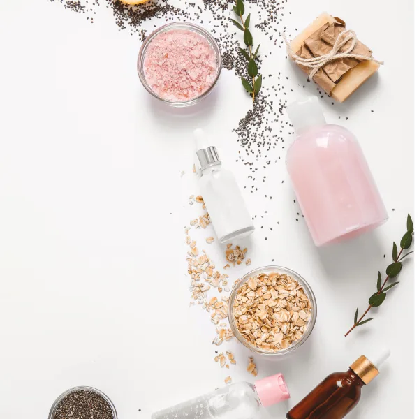 Productos de cuidado corporal en diferentes envases, incluyendo lociones, cremas, aceites y exfoliantes. Variedad de opciones para hidratar, suavizar y nutrir la piel, ideales para una rutina completa de cuidado personal.