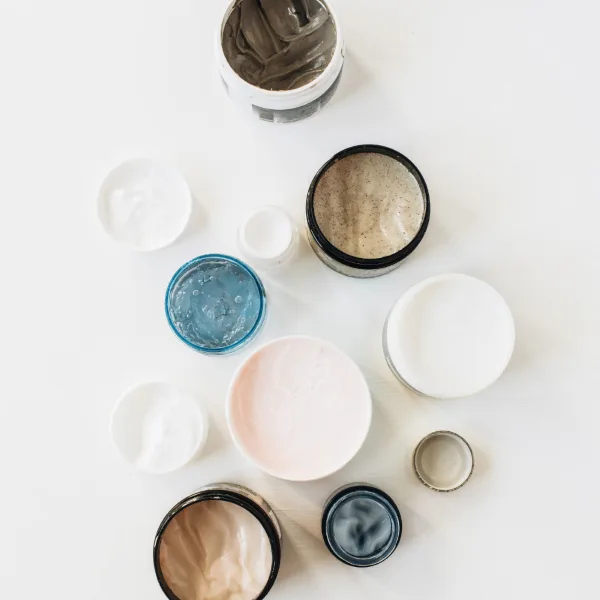 Prodotti per la cura del viso, inclusi sieri, creme idratanti e detergenti, ideali per mantenere la pelle del viso pulita, idratata e luminosa. Varietà di soluzioni per ogni tipo di pelle e necessità quotidiane di skincare.