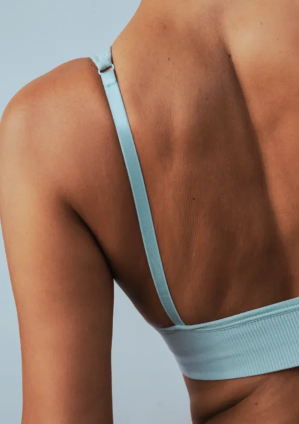 prolungatori dell'abbronzatura La pelle della donna è abbronzata in modo uniforme e dorato, evidenziando un tono sano e luminoso. L'effetto dell'estensore di abbronzatura le ha conferito un aspetto radioso ed estivo, con una finitura liscia e senza macchie visibili.