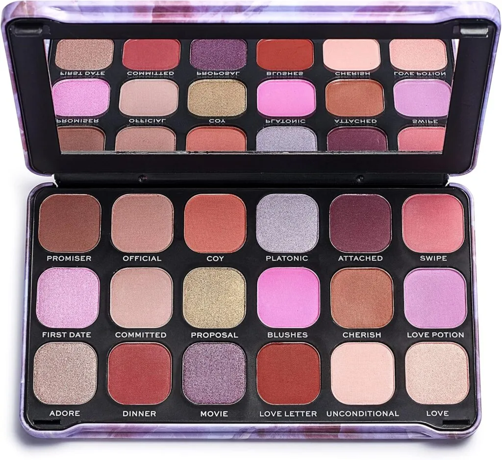 Palette di ombretti Huda Beauty Desert Dusk con 18 tonalità calde ispirate al tramonto del deserto. Include tonalità opache, metalliche e shimmer in colori come il viola, l'oro e il rame, ideali per creare look vibranti e audaci che mettono in risalto gli occhi di qualsiasi colore.