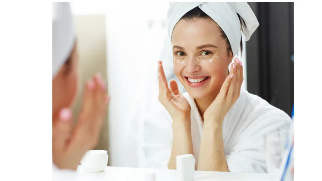 Donna aplicandosi crema per pelle grasse