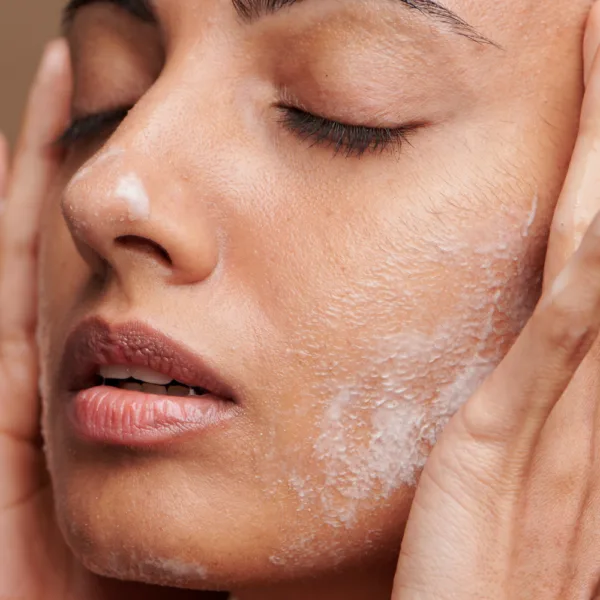 Routine viso per pelle grassa e mista: cosa usare mattina e sera