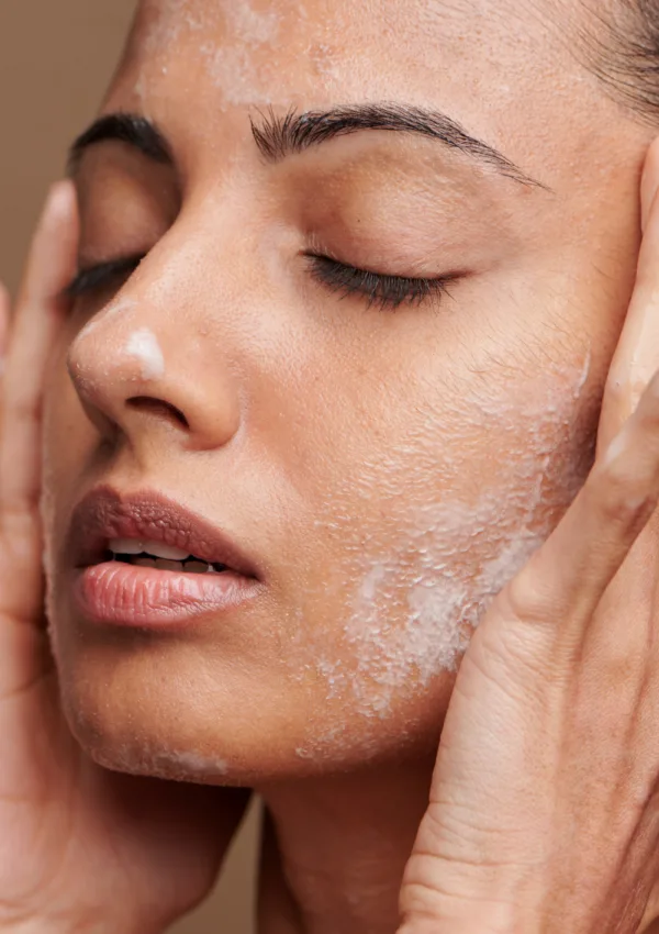 Donna che applica prodotti sul viso durante la sua Routine Viso Pelle Grassa e Mista.