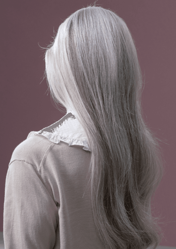 Cura dei capelli grigi lunghi con shampoo per capelli grigi.