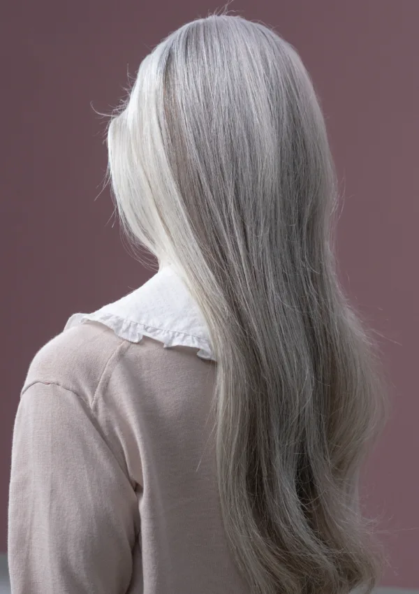 Cura dei capelli grigi lunghi con shampoo per capelli grigi.