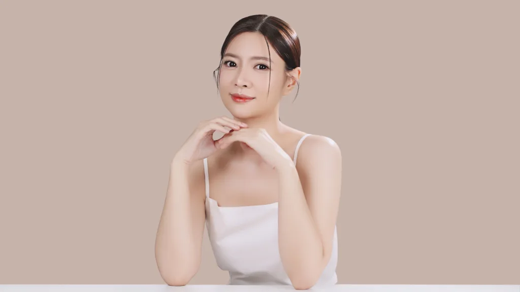 Donna coreana con pelle luminosa grazie alla cura della pelle coreana