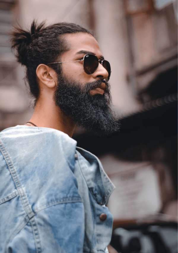 Cura della barba: uomo con barba curata e stile