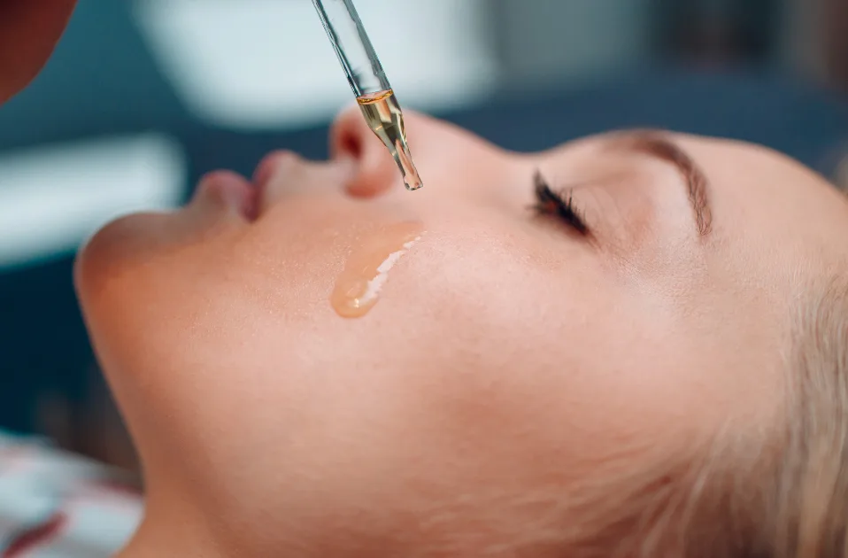 Come integrare gli oli per il viso nella vostra routine di cura: una guida completa 10 Donna che applica lolio per il viso