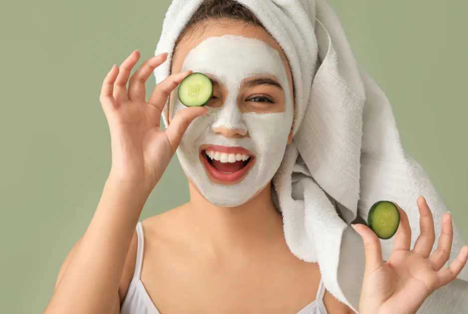 12 maschere per il viso per una pelle al top 1 Donna che applica una maschera per il viso