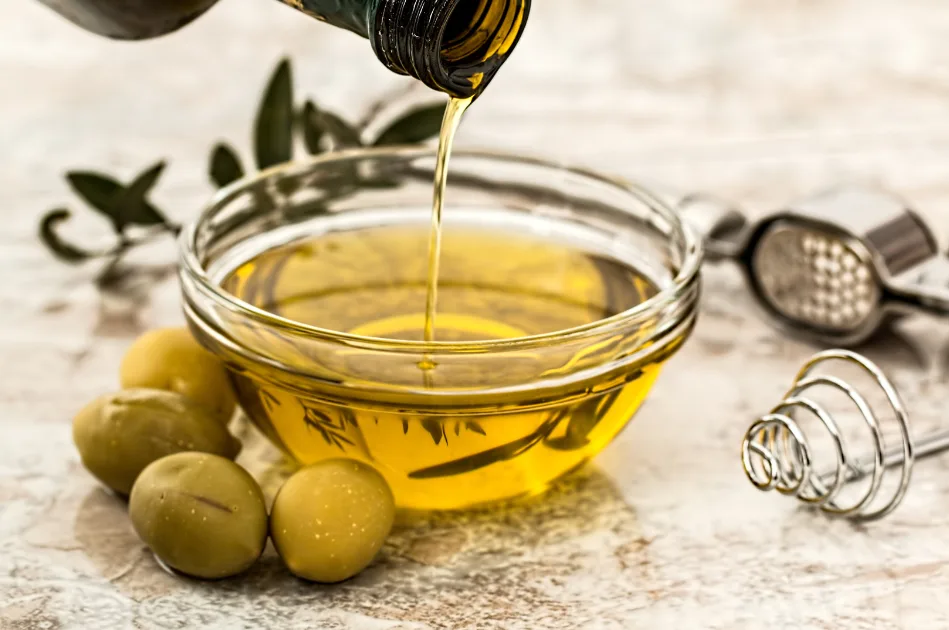 Come integrare gli oli per il viso nella vostra routine di cura: una guida completa 2 Olio di oliva nella skincare