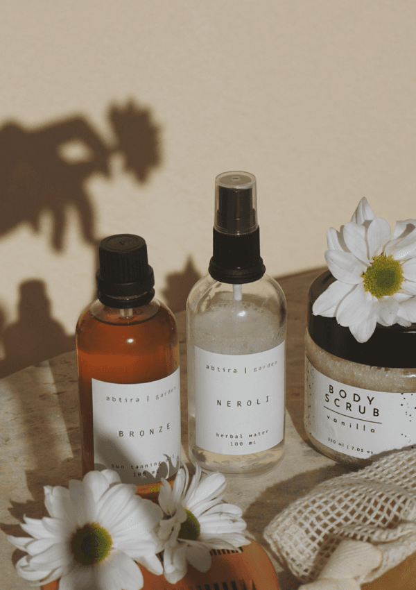 olio o crema idratante. baratoli di creme