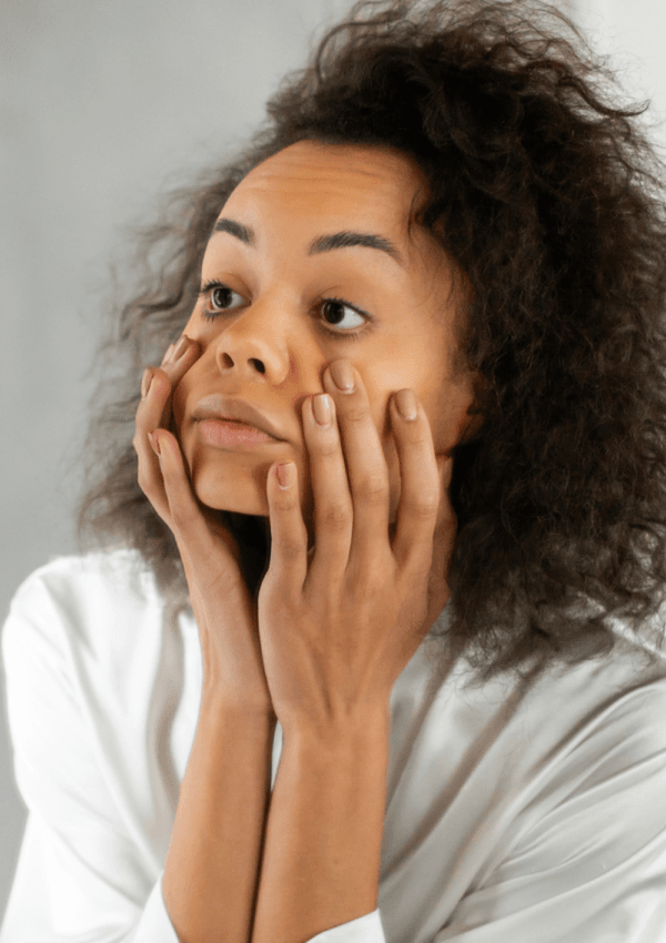 Donna che si massaggia il contorno occhi per occhiaie e borse