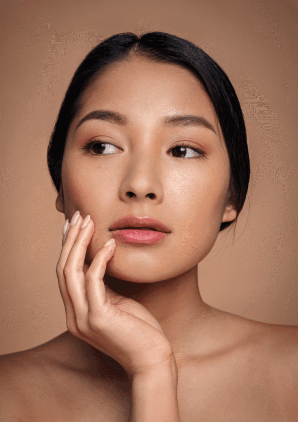 Donna con pelle idratata e luminosa grazie al pantenolo