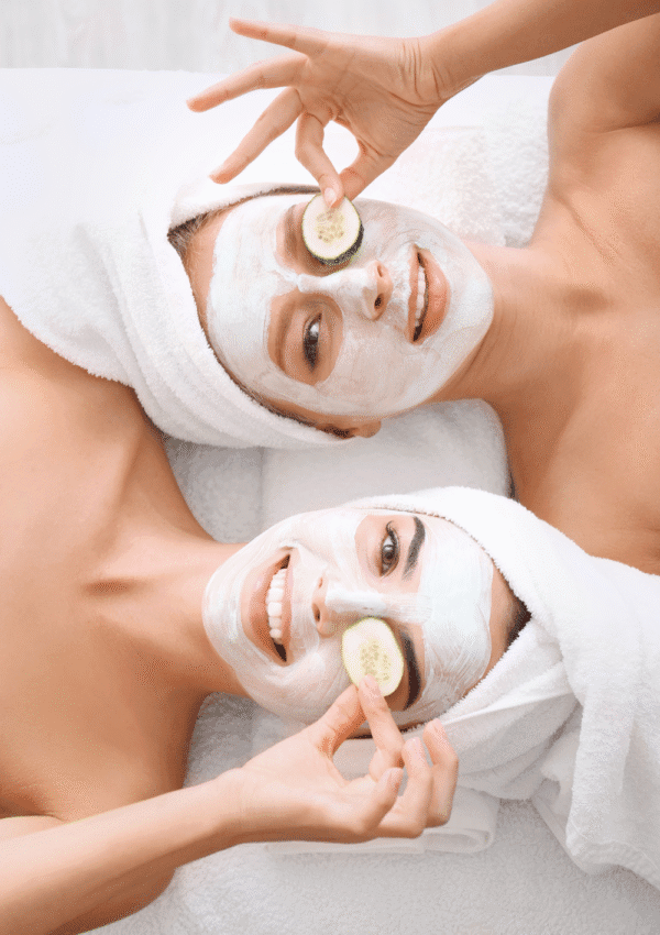 Maschere viso idratanti:Due donne che applicano una maschera viso idratante con cetriolo, trattamento skincare rilassante e illuminante