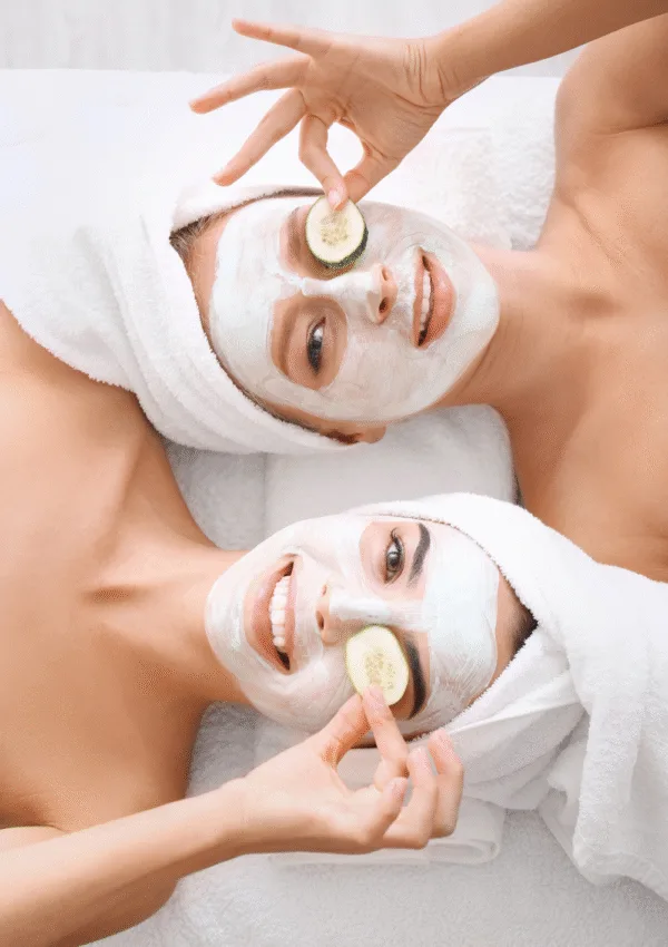 Maschere viso idratanti:Due donne che applicano una maschera viso idratante con cetriolo, trattamento skincare rilassante e illuminante