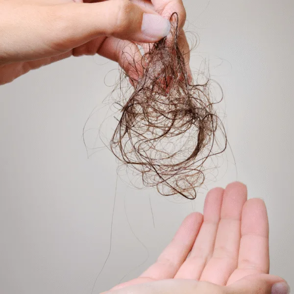 Caduta stagionale dei capelli: perché succede e come la gestisco davvero